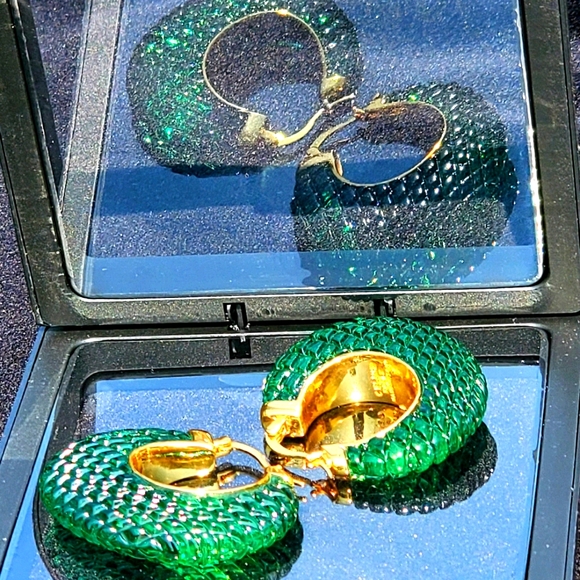 Green Lucite & Gold Earrings - Picture 4 of 5